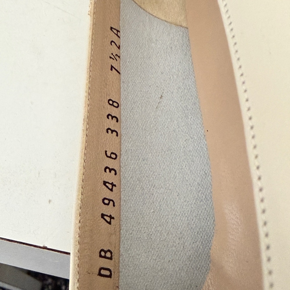 Salvatore Ferragamo Vara Bow Pumps Heel3’ Cream Gold Buckle Sz 7.5 Made In Italy - Picture 16 of 16